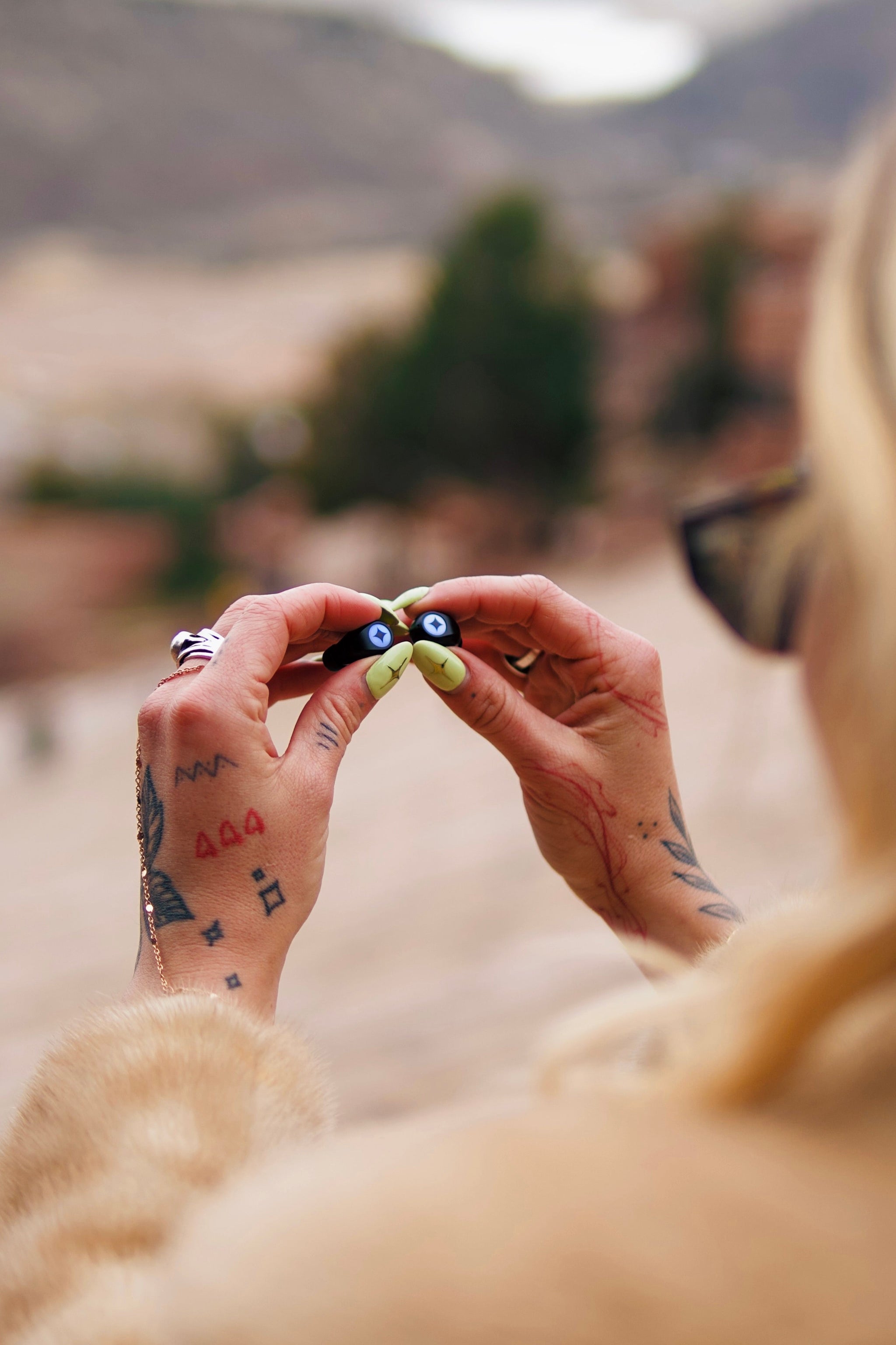 LUMENEARZ Aura earplugs are changing how men and women protect their hearing at concerts. The LUMENEARZ Aura high fidelity earplugs use patented quartz filters to keep the music clean and comfortable while keeping you protected. 