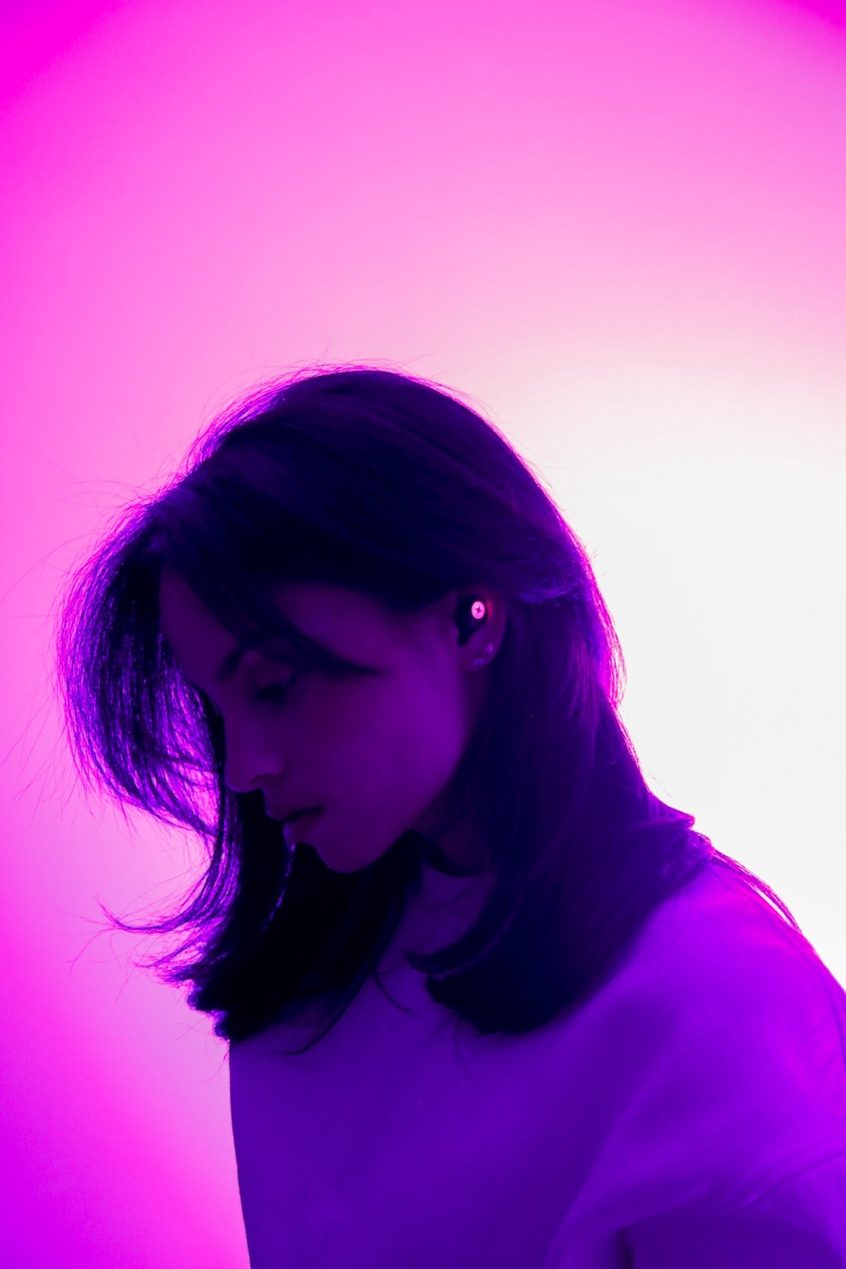 Model wearing glowing LUMENEARZ earplugs